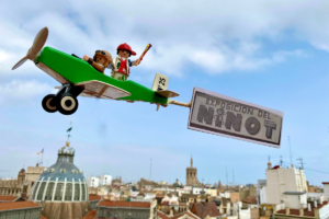 Exposición del ninot con los clicks de Playmobil como protagonistas valencia