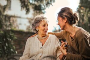 La importancia de contar con un cuidador en la tercera edad valencia